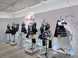 画像ギャラリー No.008のサムネイル画像 / 「アイドルマスター シャイニーカラーズ」の衣装展が，大丸東京店にて開催中。会期を通して計250着以上のライブ衣装を間近で観賞できる！