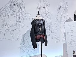 画像ギャラリー No.016のサムネイル画像 / 「アイドルマスター シャイニーカラーズ」の衣装展が，大丸東京店にて開催中。会期を通して計250着以上のライブ衣装を間近で観賞できる！