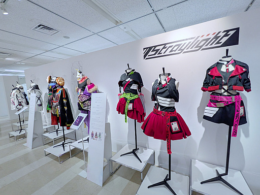 画像ギャラリー No.017のサムネイル画像 / 「アイドルマスター シャイニーカラーズ」の衣装展が，大丸東京店にて開催中。会期を通して計250着以上のライブ衣装を間近で観賞できる！