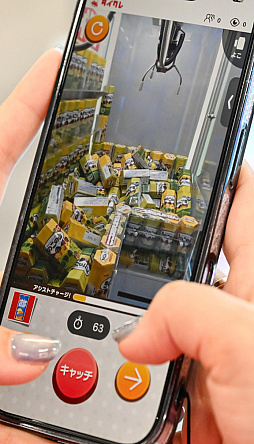 画像ギャラリー No.003のサムネイル画像 / リアルを走り,デジタルに手を振る「オンクレの中の人たち」。タイトーオンラインクレーンの基地に潜入し,中の人のお仕事に密着!