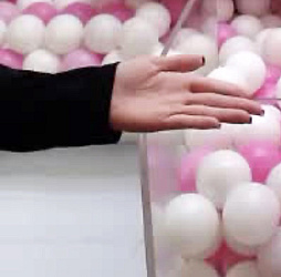 画像ギャラリー No.005のサムネイル画像 / リアルを走り,デジタルに手を振る「オンクレの中の人たち」。タイトーオンラインクレーンの基地に潜入し,中の人のお仕事に密着!