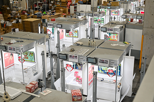 画像ギャラリー No.009のサムネイル画像 / リアルを走り,デジタルに手を振る「オンクレの中の人たち」。タイトーオンラインクレーンの基地に潜入し,中の人のお仕事に密着!