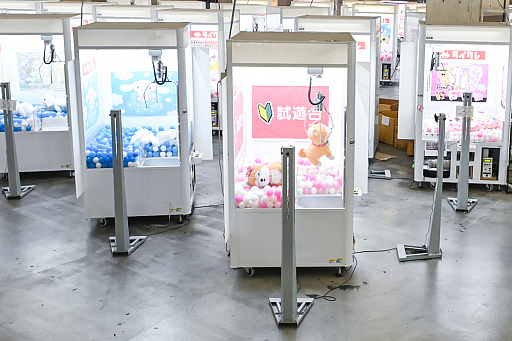 画像ギャラリー No.012のサムネイル画像 / リアルを走り,デジタルに手を振る「オンクレの中の人たち」。タイトーオンラインクレーンの基地に潜入し,中の人のお仕事に密着!