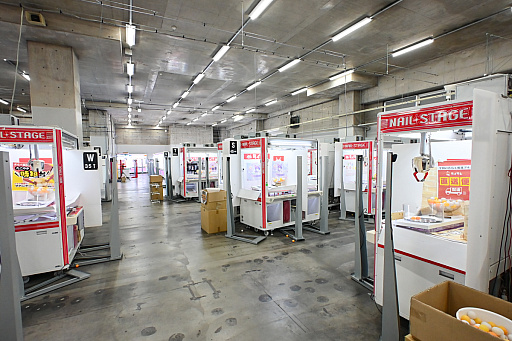 画像ギャラリー No.015のサムネイル画像 / リアルを走り,デジタルに手を振る「オンクレの中の人たち」。タイトーオンラインクレーンの基地に潜入し,中の人のお仕事に密着!