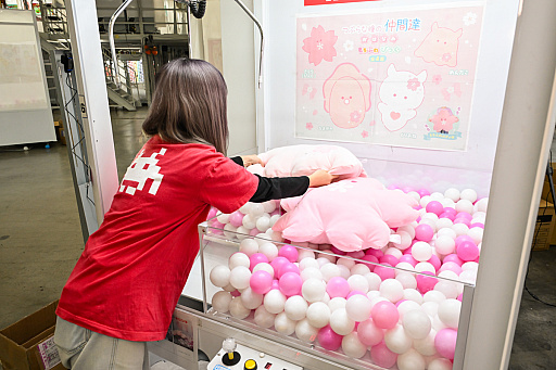 画像ギャラリー No.030のサムネイル画像 / リアルを走り,デジタルに手を振る「オンクレの中の人たち」。タイトーオンラインクレーンの基地に潜入し,中の人のお仕事に密着!