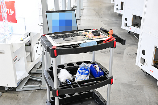 画像ギャラリー No.034のサムネイル画像 / リアルを走り,デジタルに手を振る「オンクレの中の人たち」。タイトーオンラインクレーンの基地に潜入し,中の人のお仕事に密着!