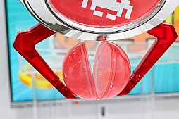 画像ギャラリー No.043のサムネイル画像 / リアルを走り,デジタルに手を振る「オンクレの中の人たち」。タイトーオンラインクレーンの基地に潜入し,中の人のお仕事に密着!