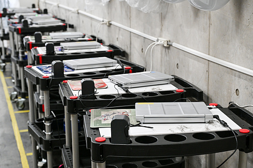 画像ギャラリー No.044のサムネイル画像 / リアルを走り,デジタルに手を振る「オンクレの中の人たち」。タイトーオンラインクレーンの基地に潜入し,中の人のお仕事に密着!