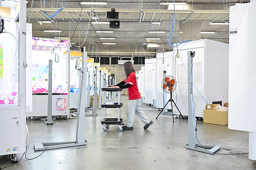 画像ギャラリー No.046のサムネイル画像 / リアルを走り,デジタルに手を振る「オンクレの中の人たち」。タイトーオンラインクレーンの基地に潜入し,中の人のお仕事に密着!