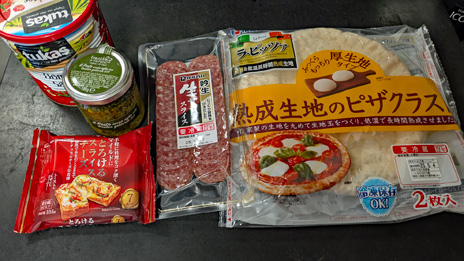 画像ギャラリー No.001のサムネイル画像 / 「Among us」の宇宙船内で食べられているピザを再現。俺のコラボカフェ:Menu 075