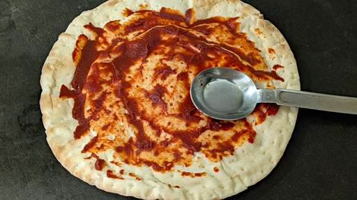 画像ギャラリー No.002のサムネイル画像 / 「Among us」の宇宙船内で食べられているピザを再現。俺のコラボカフェ:Menu 075