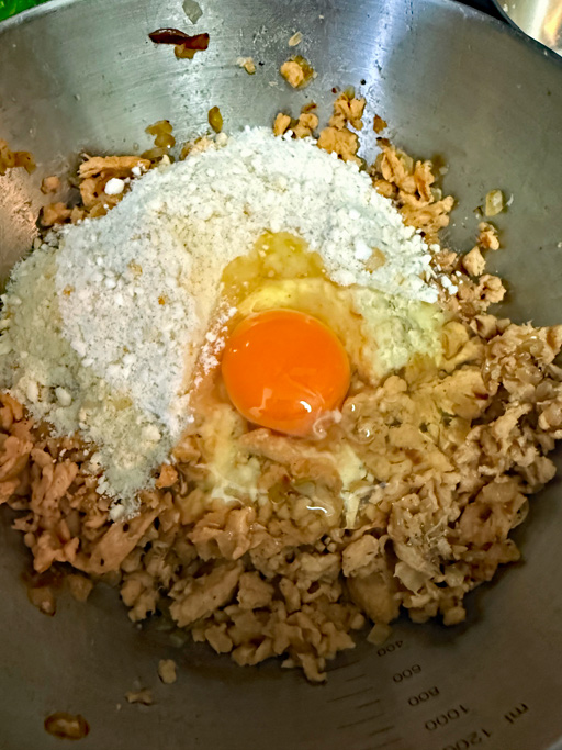 画像ギャラリー No.004のサムネイル画像 / 「マリオカートワールド」,ウシも食べている「ハンバーガー」を作る。俺のコラボカフェ:Menu 078