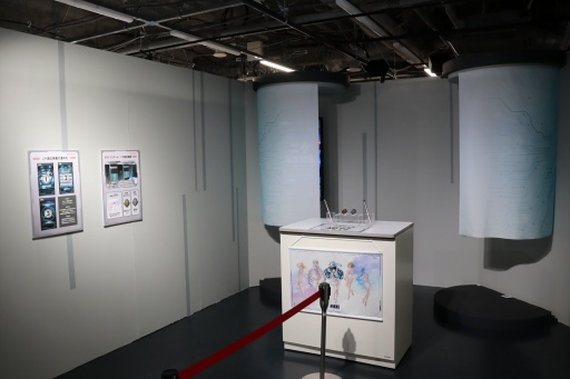 画像ギャラリー No.009のサムネイル画像 / 「NIKKE 2nd Exhibition アーク三大企業博覧会 BIG THREE IN THE ARK」東京・池袋で開催中。“ニケ創造の「謎」に迫る”機密情報の数々を展示