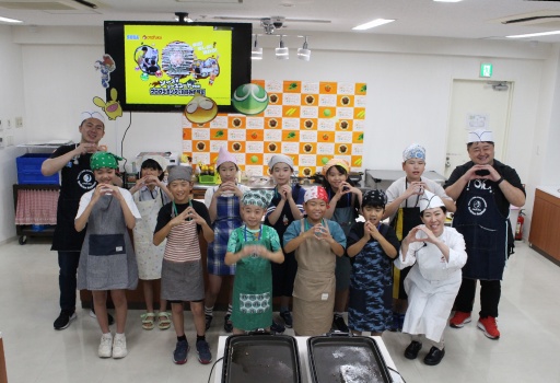 画像ギャラリー No.002のサムネイル画像 / 「ぷよぷよ」とオタフクソース,異色のコラボを夏休みの親子が体験。「ソース×ソースコードを学ぶ! プログラミング&お好み焼教室」開催