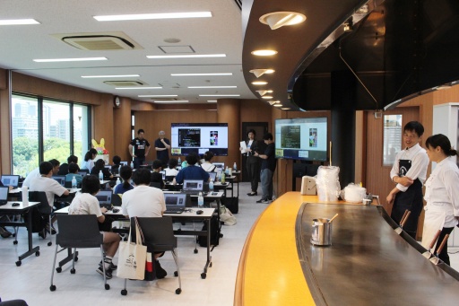 画像ギャラリー No.003のサムネイル画像 / 「ぷよぷよ」とオタフクソース,異色のコラボを夏休みの親子が体験。「ソース×ソースコードを学ぶ! プログラミング&お好み焼教室」開催