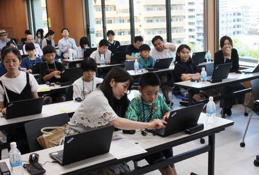 画像ギャラリー No.007のサムネイル画像 / 「ぷよぷよ」とオタフクソース,異色のコラボを夏休みの親子が体験。「ソース×ソースコードを学ぶ! プログラミング&お好み焼教室」開催