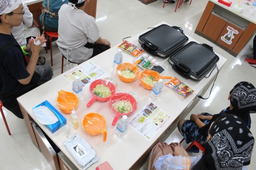 画像ギャラリー No.008のサムネイル画像 / 「ぷよぷよ」とオタフクソース,異色のコラボを夏休みの親子が体験。「ソース×ソースコードを学ぶ! プログラミング&お好み焼教室」開催