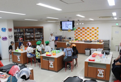 画像ギャラリー No.010のサムネイル画像 / 「ぷよぷよ」とオタフクソース,異色のコラボを夏休みの親子が体験。「ソース×ソースコードを学ぶ! プログラミング&お好み焼教室」開催