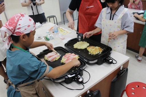 画像ギャラリー No.012のサムネイル画像 / 「ぷよぷよ」とオタフクソース,異色のコラボを夏休みの親子が体験。「ソース×ソースコードを学ぶ! プログラミング&お好み焼教室」開催