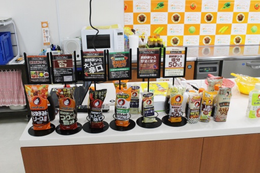 画像ギャラリー No.013のサムネイル画像 / 「ぷよぷよ」とオタフクソース,異色のコラボを夏休みの親子が体験。「ソース×ソースコードを学ぶ! プログラミング&お好み焼教室」開催