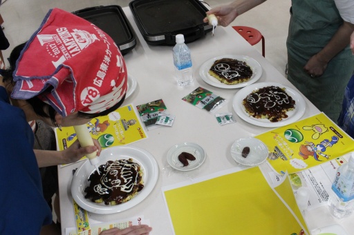 画像ギャラリー No.015のサムネイル画像 / 「ぷよぷよ」とオタフクソース,異色のコラボを夏休みの親子が体験。「ソース×ソースコードを学ぶ! プログラミング&お好み焼教室」開催