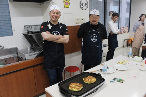 画像ギャラリー No.016のサムネイル画像 / 「ぷよぷよ」とオタフクソース,異色のコラボを夏休みの親子が体験。「ソース×ソースコードを学ぶ! プログラミング&お好み焼教室」開催