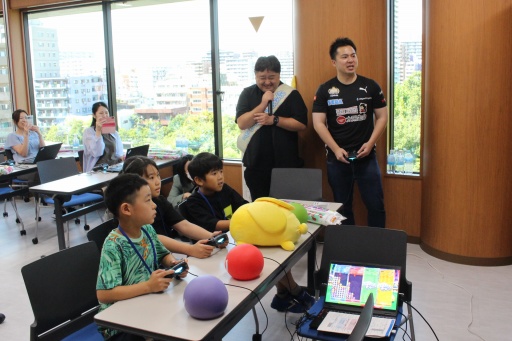 画像ギャラリー No.017のサムネイル画像 / 「ぷよぷよ」とオタフクソース,異色のコラボを夏休みの親子が体験。「ソース×ソースコードを学ぶ! プログラミング&お好み焼教室」開催