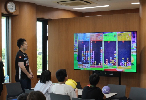 画像ギャラリー No.018のサムネイル画像 / 「ぷよぷよ」とオタフクソース,異色のコラボを夏休みの親子が体験。「ソース×ソースコードを学ぶ! プログラミング&お好み焼教室」開催