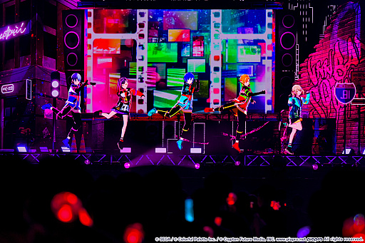 画像ギャラリー No.017のサムネイル画像 / 「プロジェクトセカイ」5周年を記念した3DCGライブをレポート。初音ミクや巡音ルカ，作中に登場する音楽ユニットのメンバーが等身大の姿で歌う！