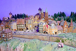 画像ギャラリー No.016のサムネイル画像 / 約2.5cmのミニチュアサイズになったセラフ部隊を見つけ出せ！　「ヘブバン」×「スモールワールズ」コラボレポート