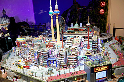 画像ギャラリー No.021のサムネイル画像 / 約2.5cmのミニチュアサイズになったセラフ部隊を見つけ出せ！　「ヘブバン」×「スモールワールズ」コラボレポート