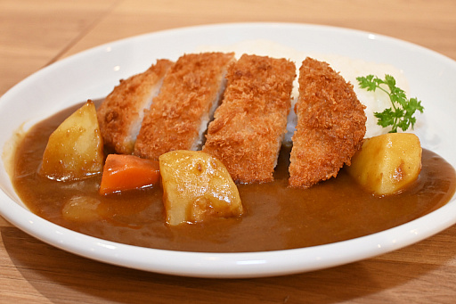 画像ギャラリー No.007のサムネイル画像 / 2周年を迎えた「百英雄伝」がコラボカフェを実施。12名の描き下ろしイラストが飾られている店内の様子をレポート