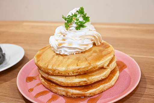 画像ギャラリー No.008のサムネイル画像 / 2周年を迎えた「百英雄伝」がコラボカフェを実施。12名の描き下ろしイラストが飾られている店内の様子をレポート