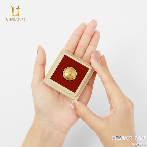 画像ギャラリー No.022のサムネイル画像 / 成歩堂龍ノ介と亜双義一真の学生服のボタンを再現。「大逆転裁判」シリーズ10周年を記念した「第二ボタン」の予約受付を開始