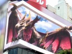 「モンスターハンターライズ：サンブレイク」爵銀龍メル・ゼナの等身大3D映像をクロス新宿ビジョンにて放映開始。期間は7月7日まで