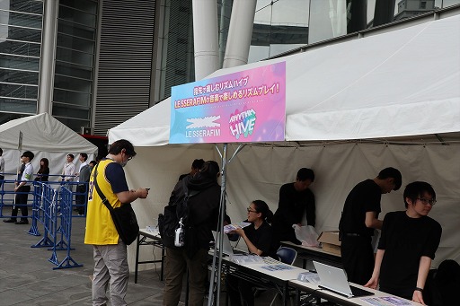 ���������꡼ No.001�Υ���ͥ������ / LE SSERAFIM�ο��ʡ�DIFFERENT�פ��θ��Ǥ��롣�������ޥ����ѡ����꡼�ʤΥ饤�ֲ��ˡ�Rhythm Hive�ץץ쥤�������3���ָ���Ÿ��