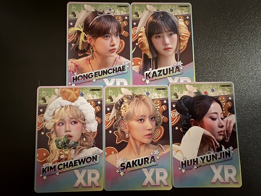 ���������꡼ No.008�Υ���ͥ������ / LE SSERAFIM�ο��ʡ�DIFFERENT�פ��θ��Ǥ��롣�������ޥ����ѡ����꡼�ʤΥ饤�ֲ��ˡ�Rhythm Hive�ץץ쥤�������3���ָ���Ÿ��