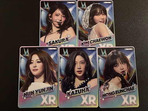 ���������꡼ No.009�Υ���ͥ������ / LE SSERAFIM�ο��ʡ�DIFFERENT�פ��θ��Ǥ��롣�������ޥ����ѡ����꡼�ʤΥ饤�ֲ��ˡ�Rhythm Hive�ץץ쥤�������3���ָ���Ÿ��