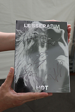 ���������꡼ No.012�Υ���ͥ������ / LE SSERAFIM�ο��ʡ�DIFFERENT�פ��θ��Ǥ��롣�������ޥ����ѡ����꡼�ʤΥ饤�ֲ��ˡ�Rhythm Hive�ץץ쥤�������3���ָ���Ÿ��