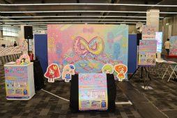 画像ギャラリー No.018のサムネイル画像 / 2m超の特大ムギちゃんやステージイベントで大盛り上がり! 「アイプリワールド2025」をレポート