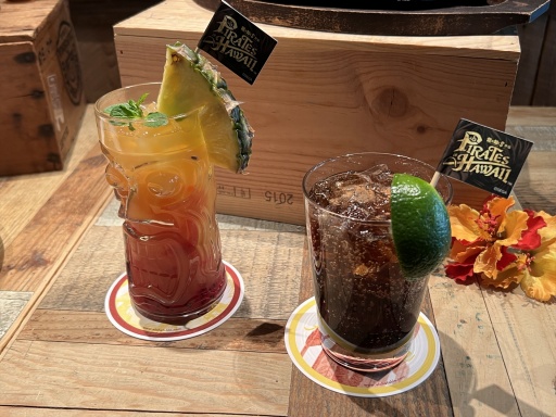 ���������꡼ No.007�Υ���ͥ������ / ��ζ��ǡ�������� Pirates in Hawaii�פȥϥ磻���󥫥ե����쥹�ȥ�� �����ϥơ��֥�ȤΥ���ܳ��ŷ��ꡣ2��12������3��9���ޤǴ��ָ���