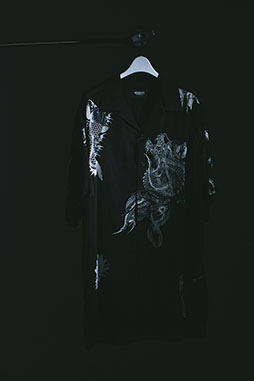 画像ギャラリー No.005のサムネイル画像 / WILDSIDE YOHJI YAMAMOTOと龍が如くスタジオのコラボ第3弾アイテムが7月23日に登場。グラフィックTシャツと開襟仕様の半袖シャツを用意