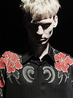 画像ギャラリー No.002のサムネイル画像 / WILDSIDEと龍が如くスタジオのコラボ第4弾アイテムが3月25日に発売。刺青をコラージュしたシャツ2型やコーチジャケットをラインナップ