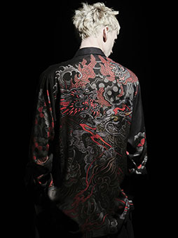 画像ギャラリー No.005のサムネイル画像 / WILDSIDEと龍が如くスタジオのコラボ第4弾アイテムが3月25日に発売。刺青をコラージュしたシャツ2型やコーチジャケットをラインナップ