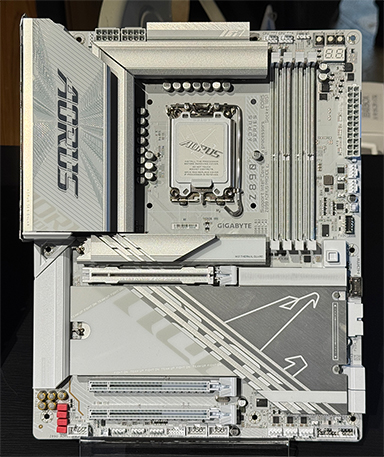 画像ギャラリー No.006のサムネイル画像 / 「Core Ultra 200S」シリーズの性能を引き出すIntel 200S Boostに注目。インテル社長がモンハンに挑戦したイベントをレポート