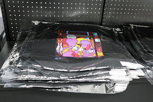 画像ギャラリー No.005のサムネイル画像 / 「かまいたちの夜 POP UP SHOP」内覧会レポ。原田ちあき氏の描き下ろしイラストを使ったTシャツなど30周年を記念した新作グッズがズラリ!