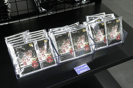 画像ギャラリー No.010のサムネイル画像 / 「かまいたちの夜 POP UP SHOP」内覧会レポ。原田ちあき氏の描き下ろしイラストを使ったTシャツなど30周年を記念した新作グッズがズラリ!