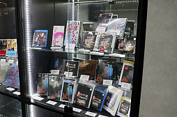 画像ギャラリー No.013のサムネイル画像 / 「かまいたちの夜 POP UP SHOP」内覧会レポ。原田ちあき氏の描き下ろしイラストを使ったTシャツなど30周年を記念した新作グッズがズラリ!