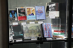 画像ギャラリー No.014のサムネイル画像 / 「かまいたちの夜 POP UP SHOP」内覧会レポ。原田ちあき氏の描き下ろしイラストを使ったTシャツなど30周年を記念した新作グッズがズラリ!