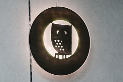 画像ギャラリー No.016のサムネイル画像 / 「かまいたちの夜 POP UP SHOP」内覧会レポ。原田ちあき氏の描き下ろしイラストを使ったTシャツなど30周年を記念した新作グッズがズラリ!